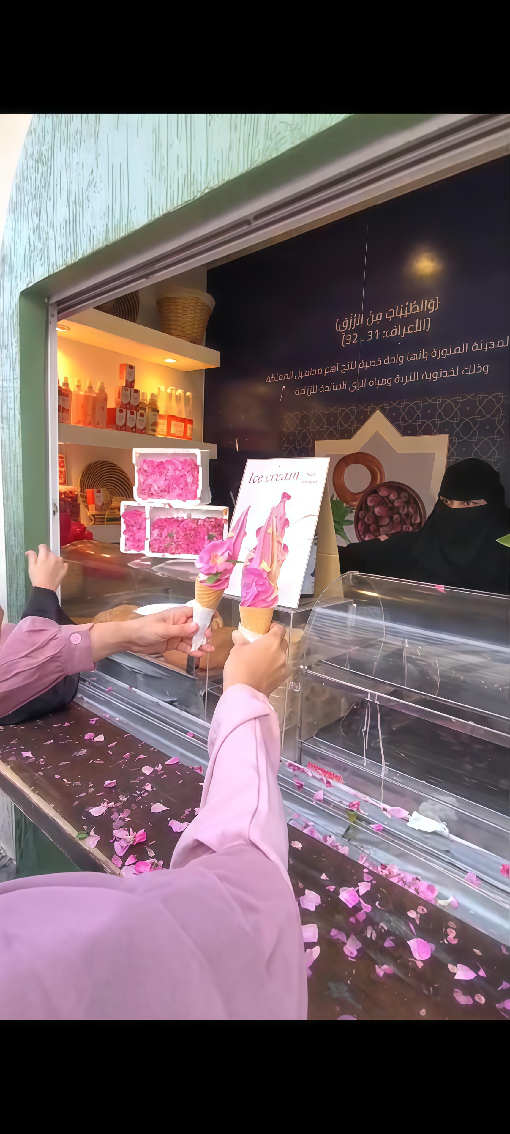 Image News ROSE ICE CREAM, ESKRIM VIRAL Yang WAJIB DICOBA SAAT UMROH DI MADINAH